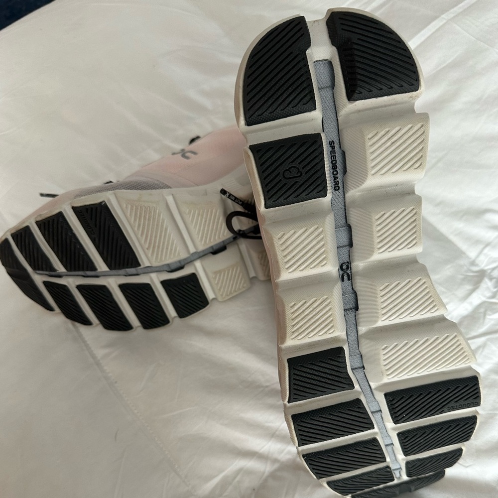 Women’s Cloud 5 tennis shoes. Size 11. Perfect condition.